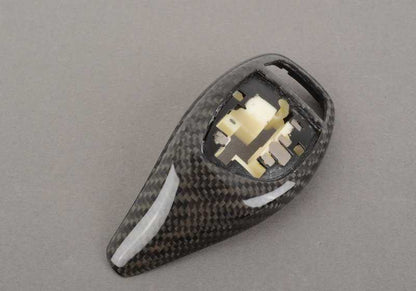 Embellecedor palanca cambios M Performance carbono OEM 61312250703 para BMW F10, F11, F06, F12, F13. Compatible con modelos con cambio automático deportivo. Original BMW.