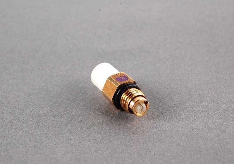 Conexão roscada para BMW Série 5 E39, E61, E61N, F07, F11 e Série 6 G32, Série 7 E65, E66, F01, F02, F04, G11, G12, X5 E53, E70, F15, F85 e X6 E71, F16, F86 (OEM 37221092403). BMW original