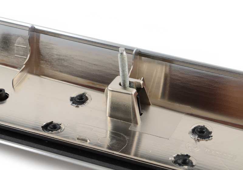 Barretto posteriore in alluminio decorativo per la BMW E70, E70N (OEM 51427137206). BMW originale
