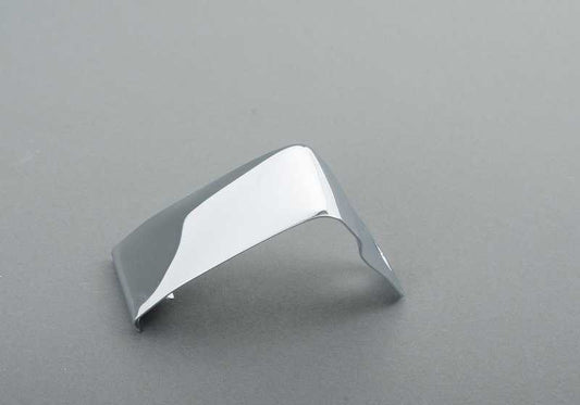 Embellecedor lateral derecho OEM 51121888284 para BMW E30 {316, 318i} (modelos entre 1982 y 1988). Pieza original BMW.