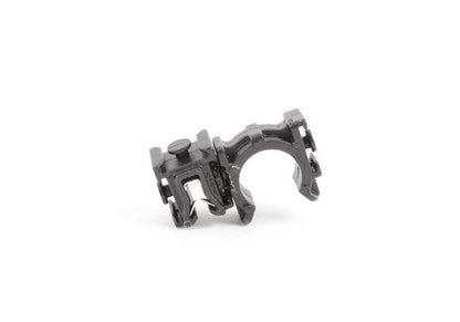 Clip de sujeción OEM 17122756252 para MINI R55, R56, R57, R58, R59. Pieza del sistema de conducción del refrigerante. Compatible con versiones Cooper D y Cooper S. Original MINI.