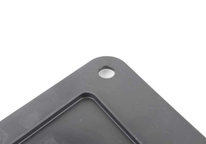 Tapa conducto aire freno OEM 51717213647 para BMW X3 F25 y X4 F26. Compatible con versiones sDrive18d, sDrive20i. Pieza original BMW.