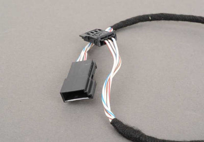 Cable AUX OEM 61129172021 para BMW E90, E91, E92, E93. Conecta tu móvil o reproductor al coche fácilmente. Original BMW.