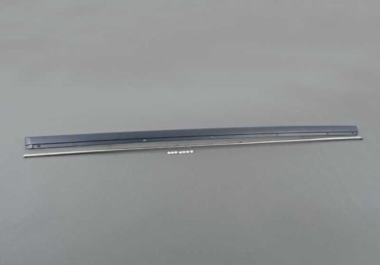 Moldura embellecedora puerta delantera izquierda OEM 51137036705 para BMW E39 520d, 520i. Acabado imprimado, lista para pintar. Original BMW.