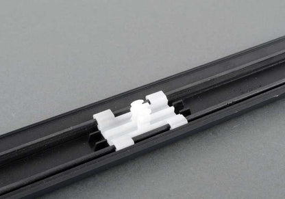Moldura embellecedora puerta delantera izquierda OEM 51137036705 para BMW E39 520d, 520i. Acabado imprimado, lista para pintar. Original BMW.
