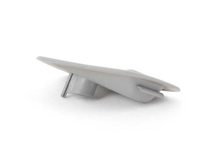 Gancho colgador derecho OEM 51468139420 para BMW E32 (7er). Color gris plata. Pieza original BMW.