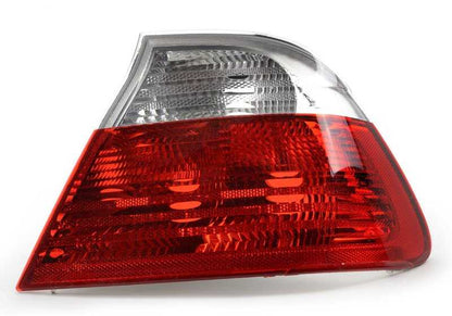 Piloto direito branco OEM 63218384844 para BMW E46. Compatível com todos os modelos BMW E46 com piloto lateral traseiro direito. BMW original.