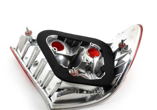 Piloto trasero derecho blanco OEM 63218384844 para BMW E46. Compatible con todos los modelos BMW E46 con piloto lateral trasero derecho. Original BMW.