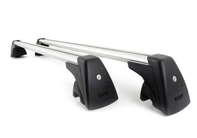 Barras de techo para BMW X1 E84 con railing. OEM 82712338617. Instalación sin herramientas, estructura de aluminio y cierre antirrobo. Compatible con portaesquís, cofres y más. Original BMW.