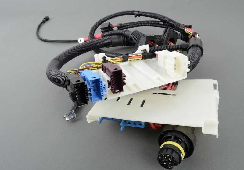 Cableado motor y módulo de transmisión OEM 12537598054 para BMW E82, E88, E92, E93 (135i y 335i con motor N55). Original BMW.