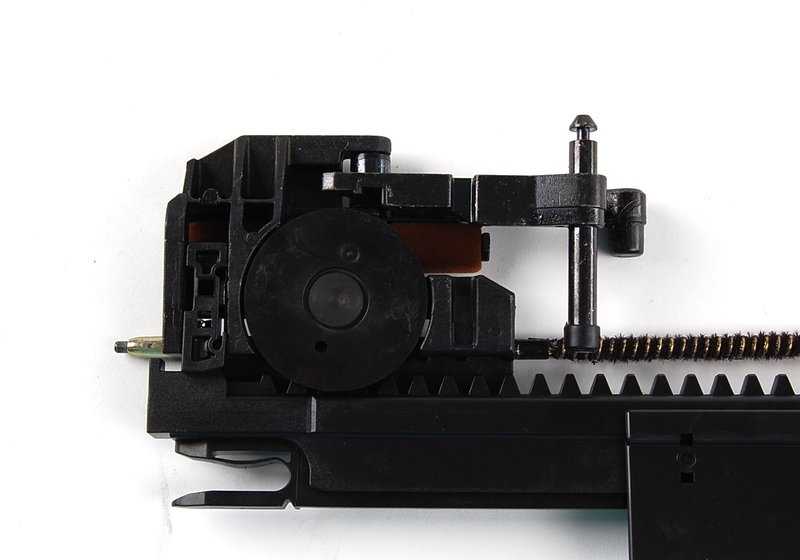 Guía izquierda OEM 54121940975 para BMW E31. Original BMW.