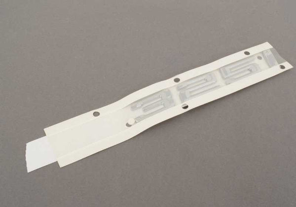 Emblema trasero adhesivo OEM 51147157556 para BMW E90, E91. Original BMW.