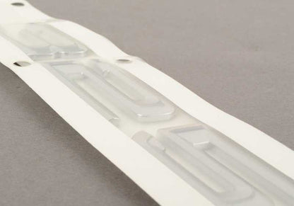 Emblema trasero adhesivo OEM 51147157556 para BMW E90, E91. Original BMW.