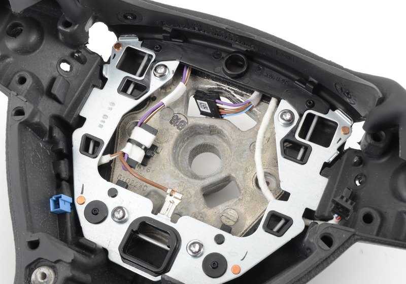 Volante sportivo in pelle con camme di scambio OEM 32337845947 per BMW F10 M5. BMW originale.