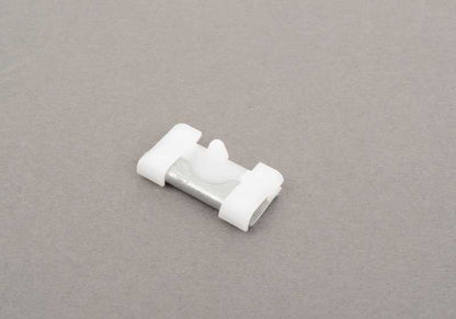 Clip de fijación OEM 51328257199 para BMW E63, E64, E53. Pieza original BMW ideal para molduras, embellecedores y componentes interiores.