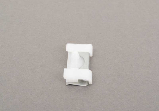 Clip de fijación OEM 51328257199 para BMW E63, E64, E53. Pieza original BMW ideal para molduras, embellecedores y componentes interiores.