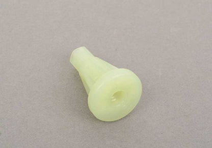 Tuerca de plástico M5 OEM 51458165253 para BMW E38. Compatible con componentes del salpicadero. Pieza original BMW.