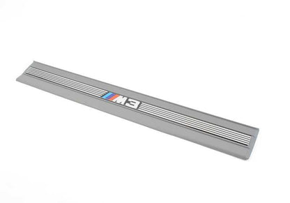 Embellecedor entrada puerta delantera OEM 51472264045 para BMW E36. Color gris plata. Pieza original BMW.