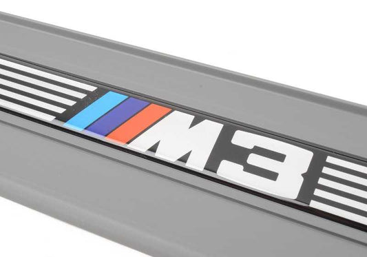 Embellecedor entrada puerta delantera OEM 51472264045 para BMW E36. Color gris plata. Pieza original BMW.