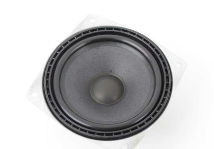 Speaker OEM 65131386541 for BMW E30, E31, E32, E34, E36. Original BMW piece perfect to improve the sound of the car or replace a damaged speaker.