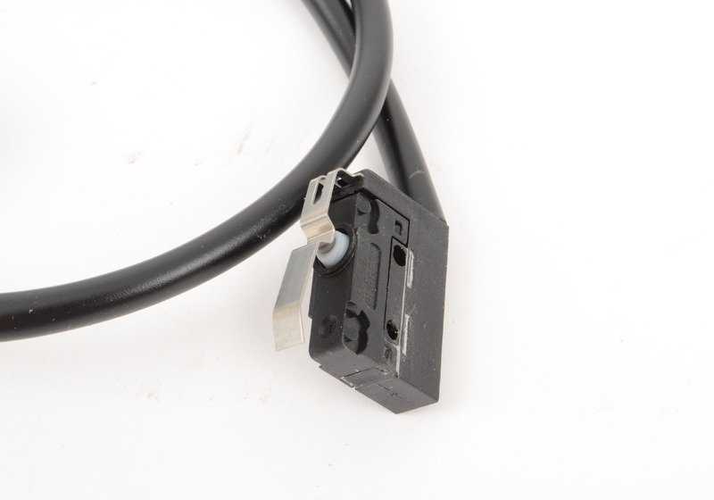 Microrruptor cierre puerta OEM 61311392193 para BMW Serie 8 E31 (840i, 840Ci) modelos 1993–1999. Original BMW.