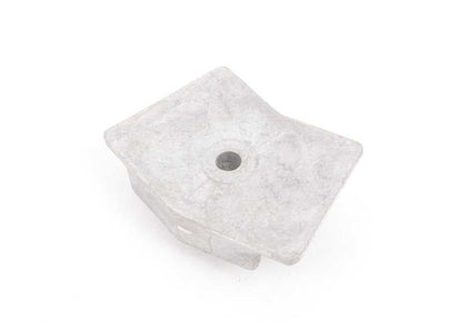 Tope de ventanilla OEM 51338134038 para BMW E30 {318i, 320i} modelos con motor M40 y M20, cambio manual o automático. Apto para puerta delantera. Original BMW.