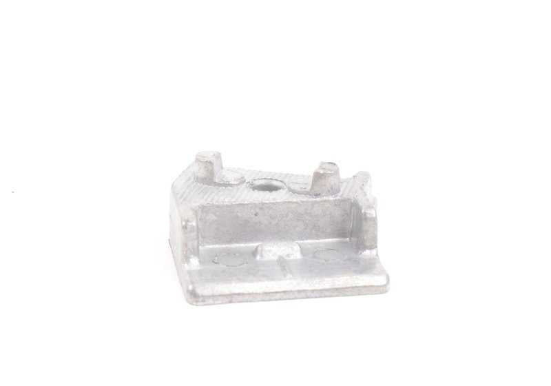 Tope de ventanilla OEM 51338134038 para BMW E30 {318i, 320i} modelos con motor M40 y M20, cambio manual o automático. Apto para puerta delantera. Original BMW.