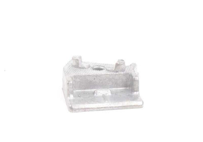 Tope de ventanilla OEM 51338134038 para BMW E30 {318i, 320i} modelos con motor M40 y M20, cambio manual o automático. Apto para puerta delantera. Original BMW.