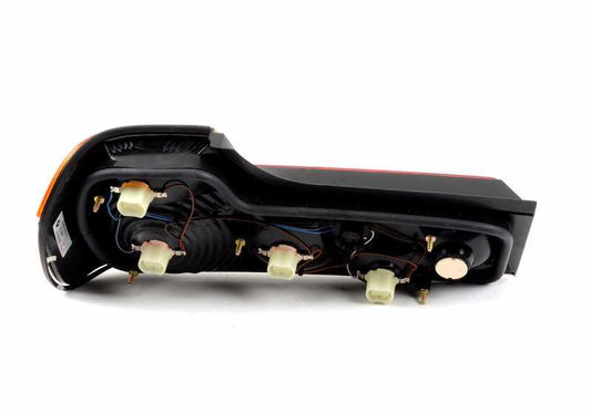 Piloto trasero derecho OEM 63211379498 para BMW E32 {730i, 735i, 735iL} Todos los modelos compatibles con motor M30 y M60. Original BMW.