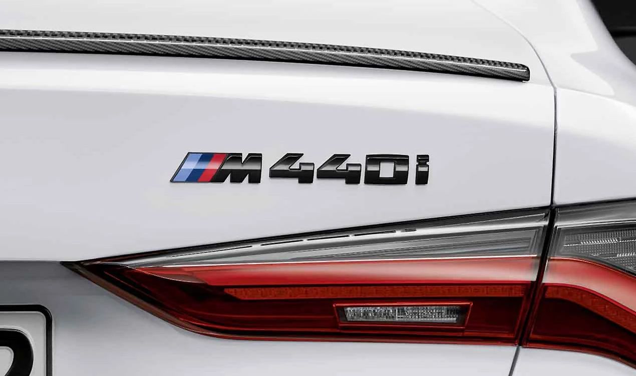 Emblema trasero "M440i" OEM 51142472852 en negro brillante para BMW G22 4 Series Coupé. Aporta un toque deportivo y elegante. Compatible con todos los modelos G22. Original BMW.