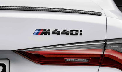 Emblema trasero "M440i" OEM 51142472852 en negro brillante para BMW G22 4 Series Coupé. Aporta un toque deportivo y elegante. Compatible con todos los modelos G22. Original BMW.