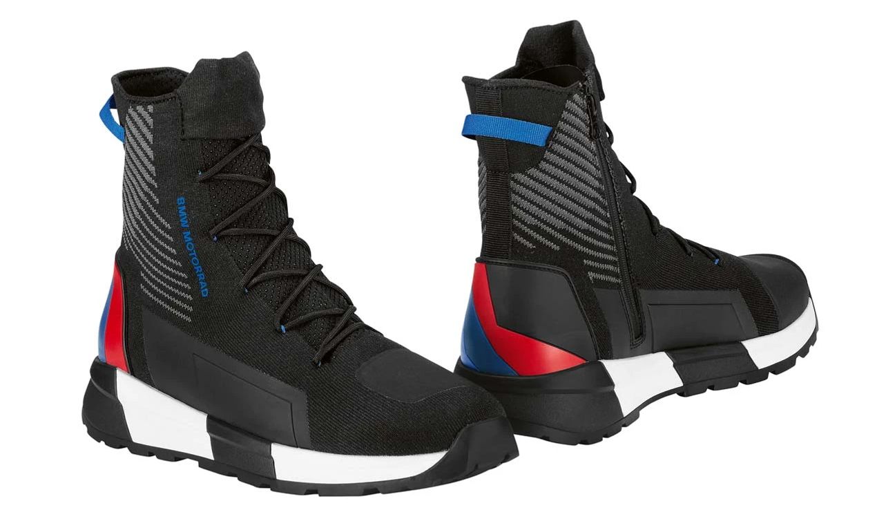 Zapatillas Sneaker KnitRace OEM 76228829080 para BMW Motorrad (todos los modelos). Certificadas como calzado de moto (nivel 1), con protección de tobillo y talón, suela resistente y diseño deportivo. Original BMW Motorrad.