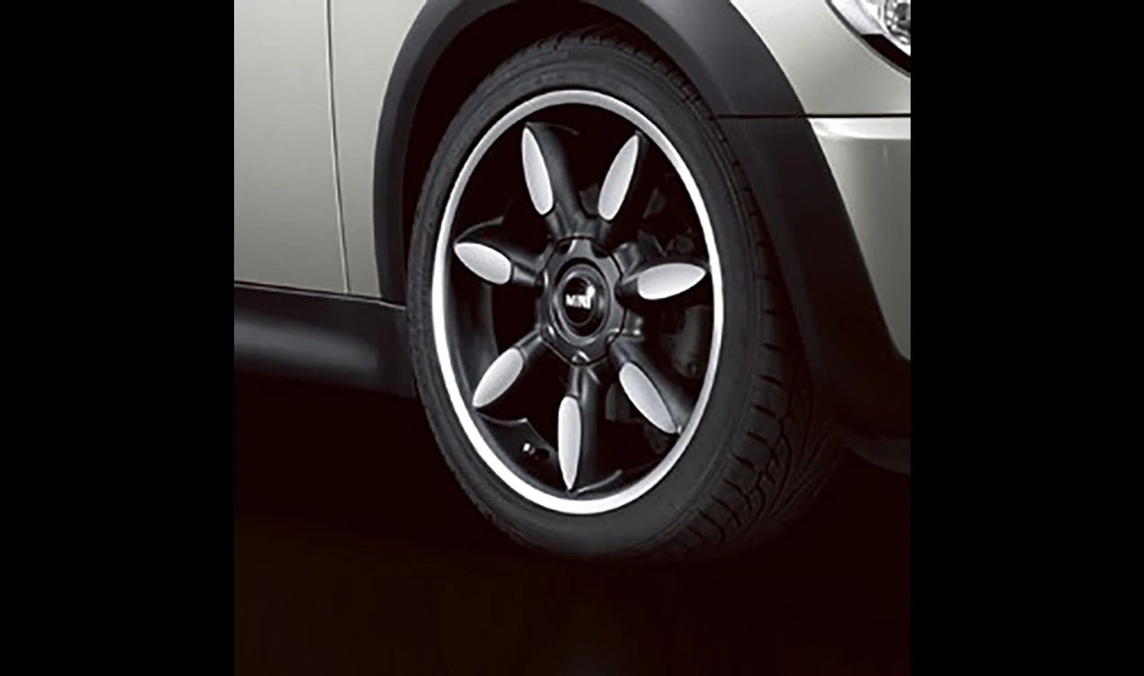 Alloy wheel 7Jx17 ET48 high gloss silver OEM 36116773800 for MINI R50, R53, R56, R55 Clubman, R52 Cabrio, R57 Cabrio, R58 Coupé, R59 Roadster... and more. Original MINI.