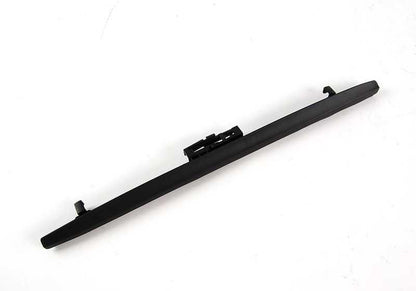 Spoiler de limpiaparabrisas izquierdo OEM 61618162985 para BMW E39 (520d, 520i) con motor M47 o M52. Compatible con modelos del 01/1996 al 09/2003. Recambio original BMW.