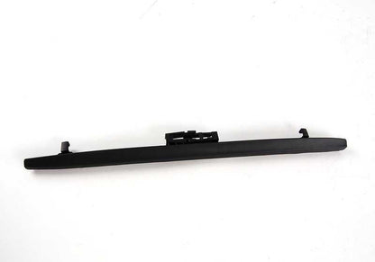 Spoiler de limpiaparabrisas izquierdo OEM 61618162985 para BMW E39 (520d, 520i) con motor M47 o M52. Compatible con modelos del 01/1996 al 09/2003. Recambio original BMW.