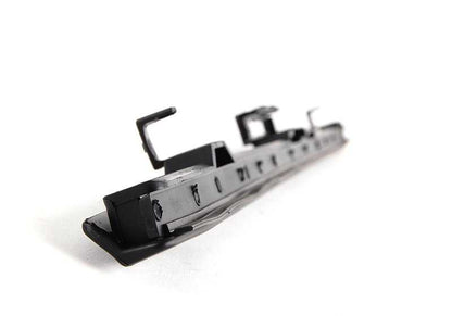 Spoiler de limpiaparabrisas izquierdo OEM 61618162985 para BMW E39 (520d, 520i) con motor M47 o M52. Compatible con modelos del 01/1996 al 09/2003. Recambio original BMW.