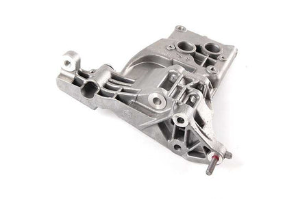 Soporte de alternador OEM 12317533840 para BMW E60, E61, E63, E64, E65, E66. Repuesto original BMW, ideal para fijar el generador de forma segura y precisa.