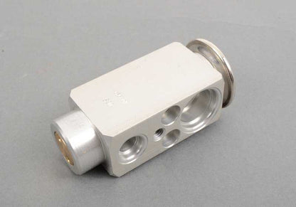 Válvula de expansión OEM 64118384379 para BMW E36 {316g, 316i, 316iA, todos los motores y versiones compatibles}. Recambio original BMW.