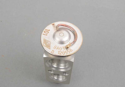 Válvula de expansión OEM 64118384379 para BMW E36 {316g, 316i, 316iA, todos los motores y versiones compatibles}. Recambio original BMW.