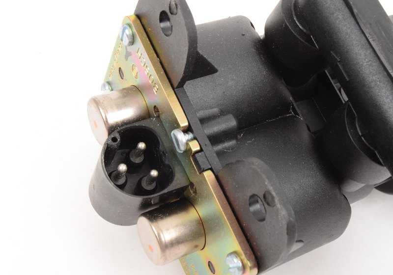 Válvula de aquecimento OEM 64111388619 para BMW E32 e E34. Controla o fluxo de água quente para o aquecimento do carro. BMW original.