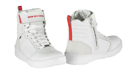 Zapatillas de moto BMW Sneaker SEOUL GORE-TEX blancas OEM 76227913880 para BMW Motorrad {todos los modelos}. Resistentes al agua y al aceite, con protección en tobillo y talón. Certificadas para moto. Original BMW Motorrad.