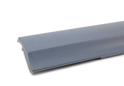 Moldura lateral derecha imprimada OEM 51777202654 para BMW E90, E91. Original BMW.
