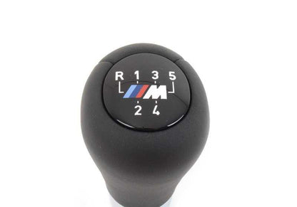 Pomo de cambio de marchas en cuero con placa M/5 velocidades OEM 25117896031 para BMW Serie 3 E46. Original BMW.