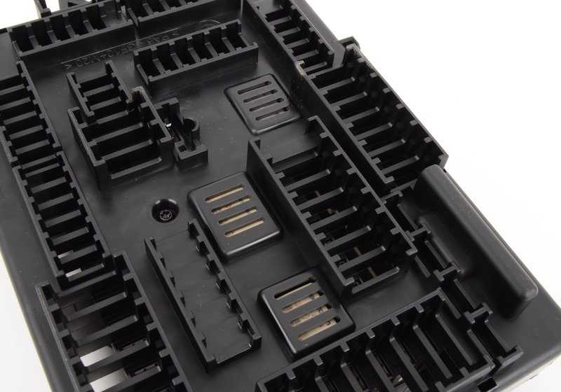 Distribuidor eléctrico trasero OEM 61149259466 para BMW F20, F21, F22, F23, F87, F30, F31, F34, F80, F32, F33, F36, F82, F83, F15, F85, F16, F86. Original BMW.