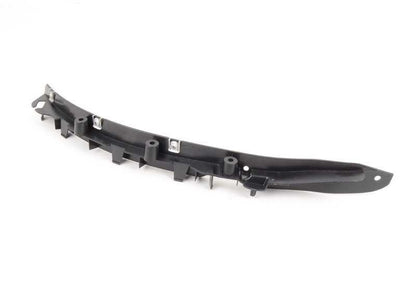 Adaptador moldura paso de rueda delantera derecha OEM 51118056710 para BMW F86. Original BMW.