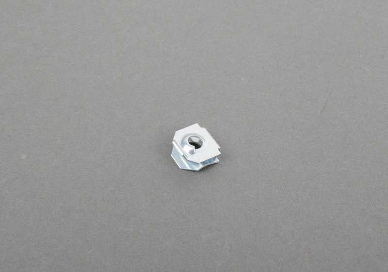 Tuerca de chapa OEM 65137067915 para BMW E46, E31, F15, F85, E71, F16, F86. Ideal para fijaciones en sistemas de audio y maletero. Original BMW.