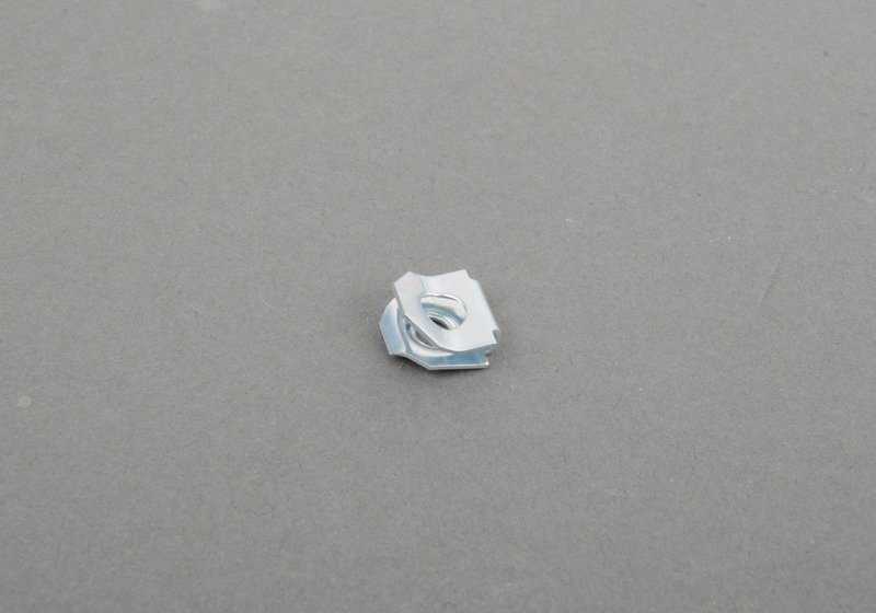Tuerca de chapa OEM 65137067915 para BMW E46, E31, F15, F85, E71, F16, F86. Ideal para fijaciones en sistemas de audio y maletero. Original BMW.