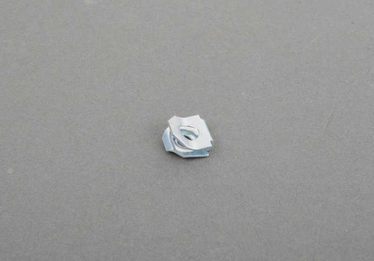 Tuerca de chapa OEM 65137067915 para BMW E46, E31, F15, F85, E71, F16, F86. Ideal para fijaciones en sistemas de audio y maletero. Original BMW.