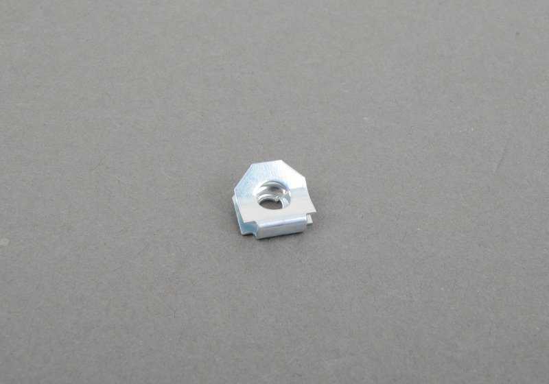 Tuerca de chapa OEM 65137067915 para BMW E46, E31, F15, F85, E71, F16, F86. Ideal para fijaciones en sistemas de audio y maletero. Original BMW.