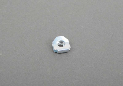Tuerca de chapa OEM 65137067915 para BMW E46, E31, F15, F85, E71, F16, F86. Ideal para fijaciones en sistemas de audio y maletero. Original BMW.